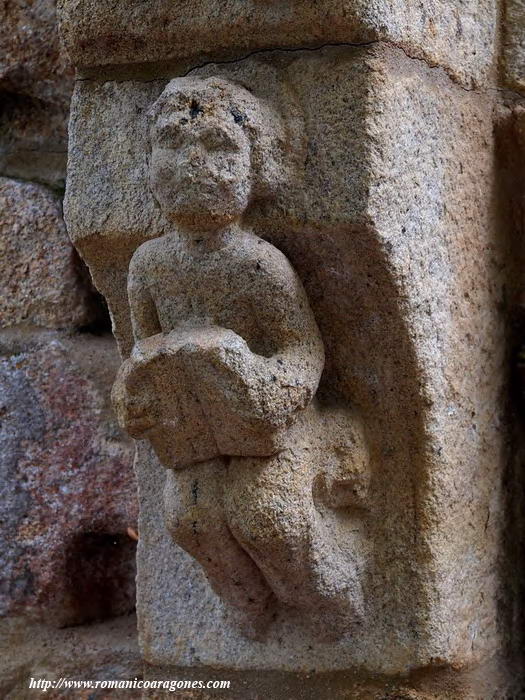 DETALLE PORTADA ACCESO AL CLAUSTRO. ÁNGEL